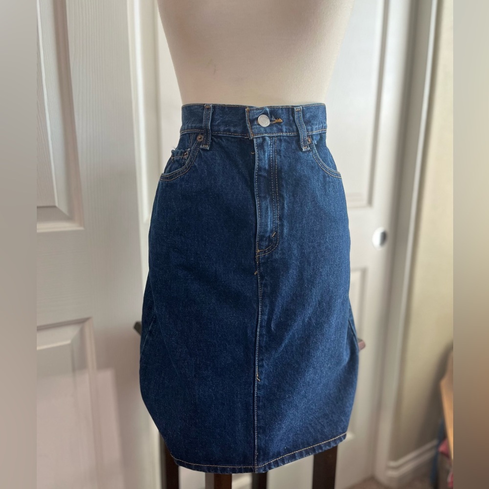 Item 085: EUC Levi’s Red Tab Denim Dark Wash Midi Skirt (Size 6)